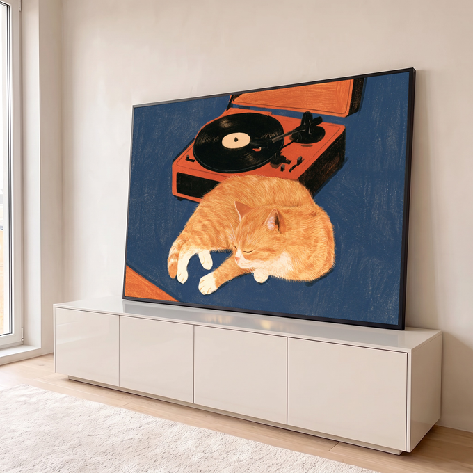 Gato laranja dormindo ao lado de vitrola retrô com disco de vinil sobre fundo azul, quadro decorativo