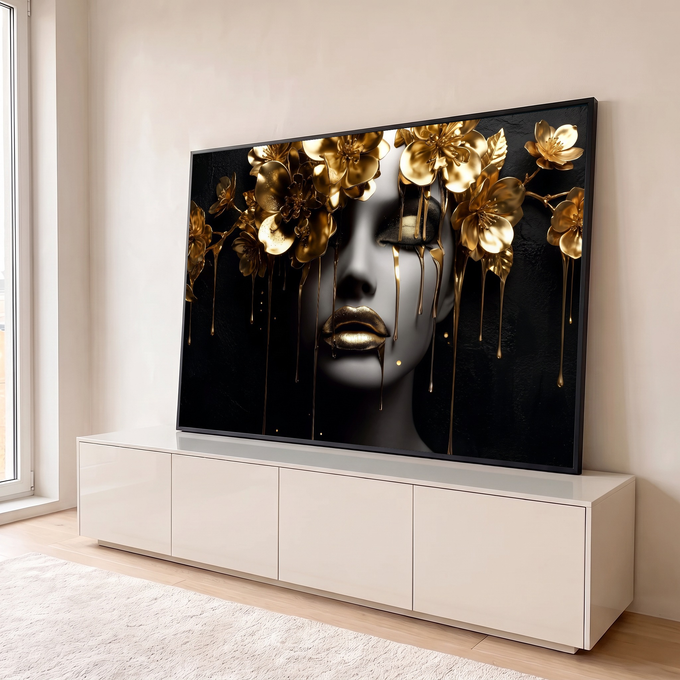 Rosto de mulher com lábios dourados, flores de ouro e gotas escorrendo sobre fundo preto, quadro decorativo