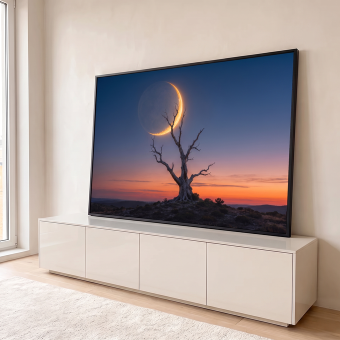 Quadro Decorativo Grande Árvore Seca Lua Dourada para Sala | quadros decorativos para sala | árvore seca silhuetada contra lua crescente dourada em céu de pôr do sol | em Quadros para Sala | Porao dos Quadros