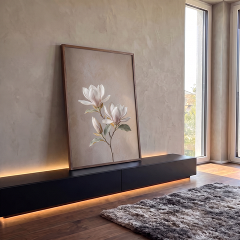 Ramo de magnólia com duas flores brancas e botão sobre fundo bege texturizado, quadro decorativo