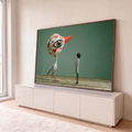 Pássaro surreal com corações vermelhos e olho gigante diante de figura xadrez, fundo verde, quadro decorativo