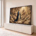 Nossa Senhora em oração com manto azul estrelado sobre nuvens douradas e raios de luz, quadro decorativo