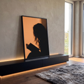 Quadro Decorativo Grande Silhueta de Mulher para Sala | quadros decorativos para sala | silhueta de mulher de cabelo cacheado lendo livro sob luz laranja quente | em Quadros para Sala | Porao dos Quadros