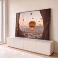 Quadro Decorativo Grande Balões de Ar Capadócia para Sala | quadros decorativos para sala | balões de ar quente sobre vale rochoso visto através de abertura em caverna ao amanhecer | em Quadros para Sala | Porao dos Quadros