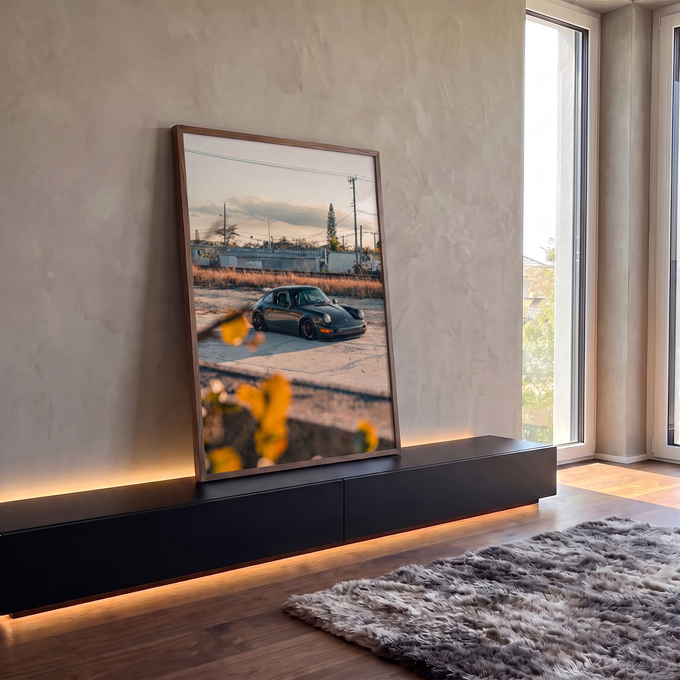 Porsche 911 clássico cinza rebaixado ao pôr do sol com grama seca e folhas amarelas, quadro decorativo