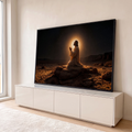 Jesus ajoelhado orando sobre rocha no deserto à noite, céu estrelado e halo dourado, quadro decorativo
