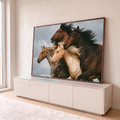 Quadro Decorativo Grande Cavalos Selvagens para Sala Marrom | quadros decorativos para sala | quatro cavalos correndo com crinas ao vento contra céu nublado | em Quadros para Sala | Porao dos Quadros