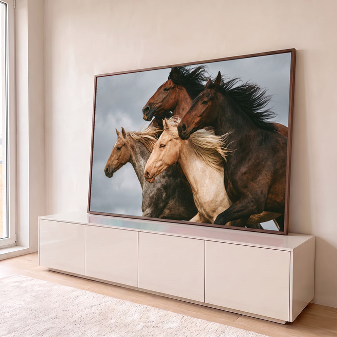Quadro Decorativo Grande Cavalos Selvagens para Sala Marrom | quadros decorativos para sala | quatro cavalos correndo com crinas ao vento contra céu nublado | em Quadros para Sala | Porao dos Quadros