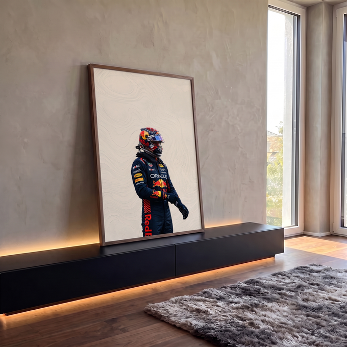 Piloto de Fórmula 1 de capacete e macacão azul-marinho sobre fundo bege texturizado, quadro decorativo