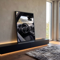Interior de carro esportivo preto com volante e vista para lago, pinheiros e montanhas, quadro decorativo