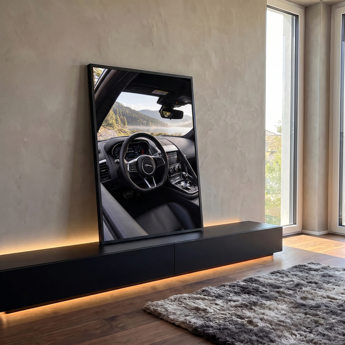 Interior de carro esportivo preto com volante e vista para lago, pinheiros e montanhas, quadro decorativo