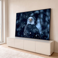 Águia de cabeça branca de frente sob neve caindo em fundo azul escuro desfocado, quadro decorativo