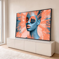 Rosto de mulher azul com lábios laranja e veleiro no olho sobre pinceladas coral, quadro decorativo