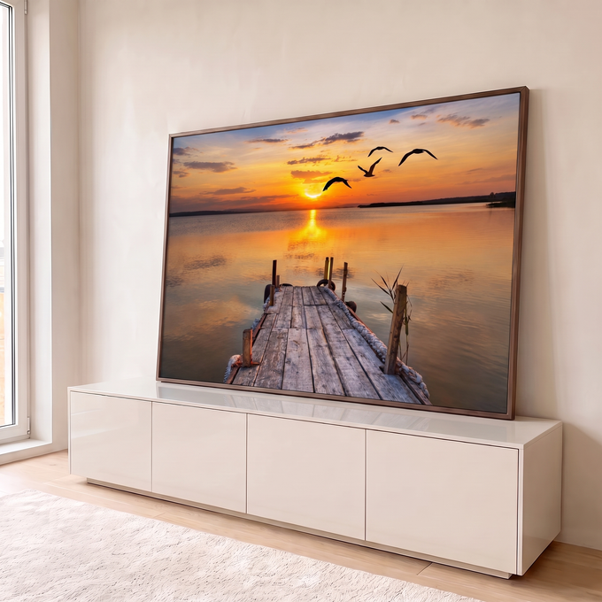 Pôr do sol laranja sobre lago calmo, píer de madeira e gaivotas voando em silhueta, quadro decorativo