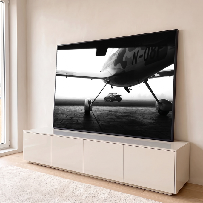 Quadro Decorativo Grande Avião e Carro para Sala Preto | quadros decorativos para sala | avião camuflado e carro esportivo clássico em pátio com neblina em preto e branco | em Quadros para Sala | Porao dos Quadros