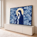 Nossa Senhora em oração com manto azul estrelado e auréola dourada sobre fundo floral azul, quadro decorativo