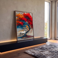 Cavalo branco sob árvore de folhas vermelhas e laranja com tronco azul em relevo, quadro decorativo