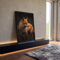 Raposa vermelha de perfil na grama com pelagem laranja e fundo escuro de floresta, quadro decorativo
