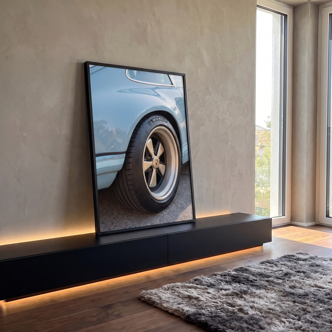 Roda clássica de Porsche azul claro com pneu Michelin em close fotográfico, quadro decorativo