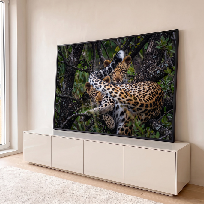 Leoparda e filhote de pelagem malhada deitados num galho de árvore em meio à mata verde, quadro decorativo