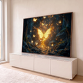 Borboleta dourada luminosa sobre tronco de árvore em floresta escura com luzes, quadro decorativo