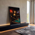 Quadro Decorativo Grande Mona Lisa Jogando para Sala Marrom | quadros decorativos para sala | Mona Lisa com manto marrom segurando taco de sinuca em bar com neon | em Quadros para Sala | Porao dos Quadros