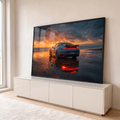 Porsche prata-azulado na praia ao pôr do sol com lanternas refletidas na areia molhada, quadro decorativo