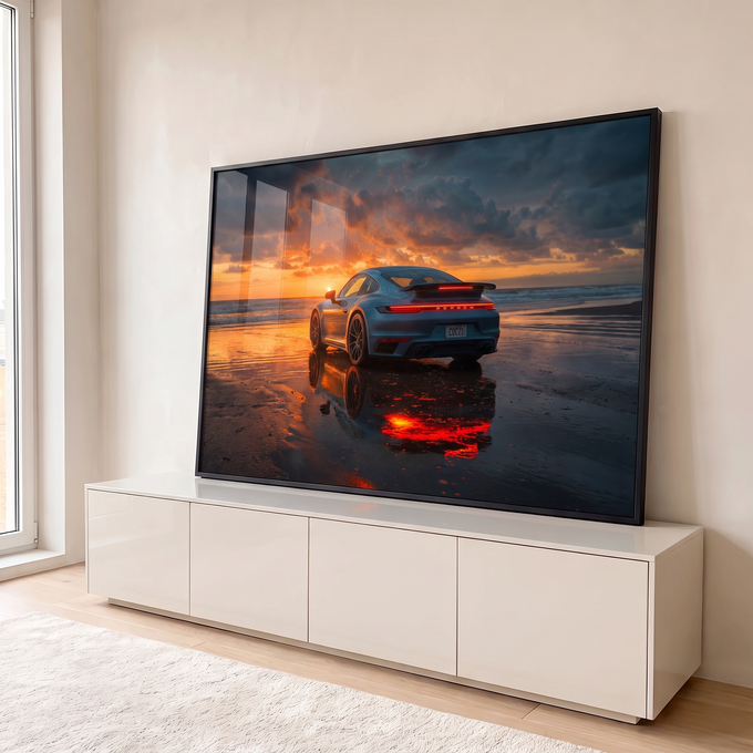 Porsche prata-azulado na praia ao pôr do sol com lanternas refletidas na areia molhada, quadro decorativo