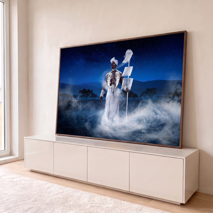 Quadro Decorativo Grande Guerreiro para Sala Azul | quadros decorativos para sala | homem com traje branco tribal e bastão com franjas em meio à neblina sob céu estrelado | em Quadros para Sala | Porao dos Quadros