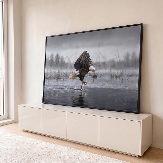 Quadro Decorativo Grande Águia Pescando para Sala Cinza | quadros decorativos para sala | águia-de-cabeça-branca capturando peixe na água com asas abertas em cena nublada | em Quadros para Sala | Porao dos Quadros