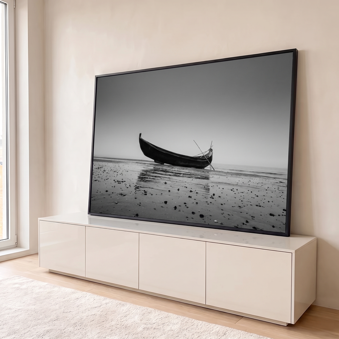 Fotografia preto e branco de barco de madeira na areia molhada da praia sob névoa, quadro decorativo