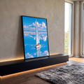 Veleiro branco navegando em água azul espelhada com nuvens refletidas, quadro decorativo