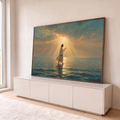 Jesus de manto branco caminhando sobre o mar azul sob raios de sol dourados entre nuvens, quadro decorativo