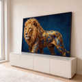 Leão majestoso com armadura dourada ornamentada e pedras azuis sobre fundo azul profundo, quadro decorativo