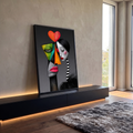 Casal de rostos abstratos, um geométrico colorido e outro pálido, sob coração vermelho, quadro decorativo
