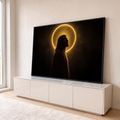 Jesus Cristo de perfil em silhueta com auréola dourada luminosa sobre fundo preto, quadro decorativo