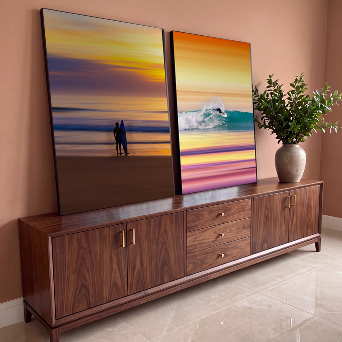 Quadro Decorativo Kit 2 Telas Surfista e Prancha para Sala | quadros decorativos para sala | surfista em silhueta na praia e surfista cortando onda sob céu de pôr do sol | em Quadros para Sala | Porao dos Quadros