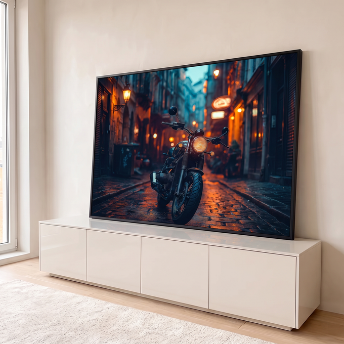 Quadro Decorativo Grande Motocicleta Preta para Sala Preto | quadros decorativos para sala | motocicleta preta estacionada em beco europeu com luzes âmbar à noite | em Quadros para Sala | Porao dos Quadros