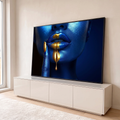 Quadro Decorativo Grande Rosto e Lábios para Sala Azul | quadros decorativos para sala | rosto azul metálico com lábios dourados escorrendo e dedo com unha dourada tocando a boca | em Quadros para Sala | Porao dos Quadros