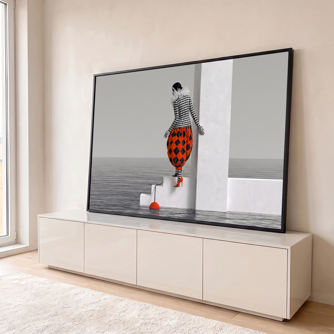 Arlequim em xadrez preto e laranja descendo uma escada branca sobre o mar cinza, quadro decorativo