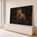 Quadro Decorativo Grande Raposa Vermelha Laranja para Sala | quadros decorativos para sala | raposa vermelha em pé olhando para frente em cenário de floresta escura | em Quadros para Sala | Porao dos Quadros