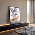 Pata branca em arte digital 3D com laço lilás, cílios longos, olhos azuis e bico laranja, quadro decorativo