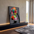 Duas mulheres pop art com rostos pintados em laranja, verde e rosa sobre fundo cinza, quadro decorativo
