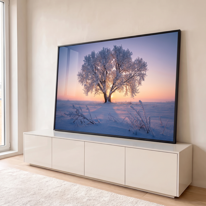Quadro Decorativo Grande Árvore Congelada para Sala Azul | quadros decorativos para sala | árvore solitária coberta de geada branca com sol nascendo entre os galhos em campo nevado | em Quadros para Sala | Porao dos Quadros