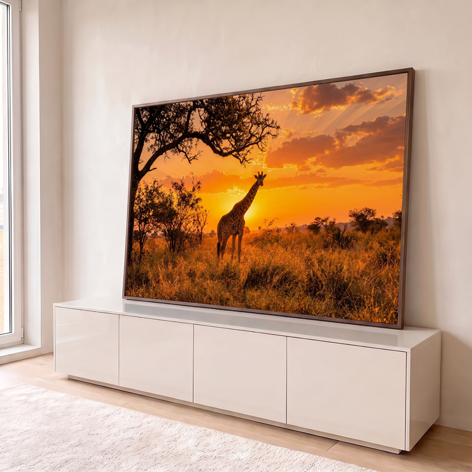 Quadro Decorativo Grande Girafa Pôr do Sol para Sala | quadros decorativos para sala | girafa em savana africana durante pôr do sol com céu laranja intenso | em Quadros para Sala | Porao dos Quadros
