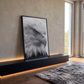 Quadro Decorativo Grande Águia e Branco para Sala Preto | quadros decorativos para sala | close-up de águia em preto e branco mostrando olho e bico detalhados | Porao dos Quadros