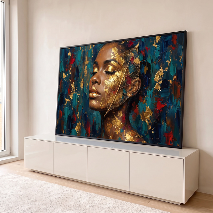 Mulher negra de olhos fechados com folha dourada no rosto e fundo azul em pinceladas, quadro decorativo