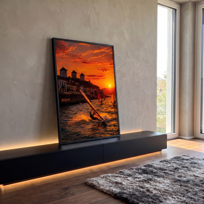 Windsurfistas no mar ao pôr do sol em Alaçati com moinhos de vento e céu laranja, quadro decorativo