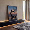 Tronco seco emoldurando a lua cheia sobre o mar ao crepúsculo, com reflexo na areia, quadro decorativo