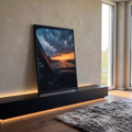 Estrada vista pelo para-brisa com chuva, nuvens de tempestade e pôr do sol laranja, quadro decorativo